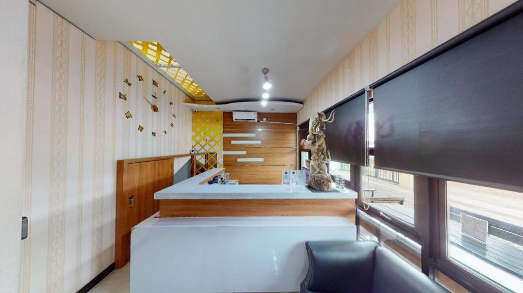 Merr 57 Surabaya Luaran gambar